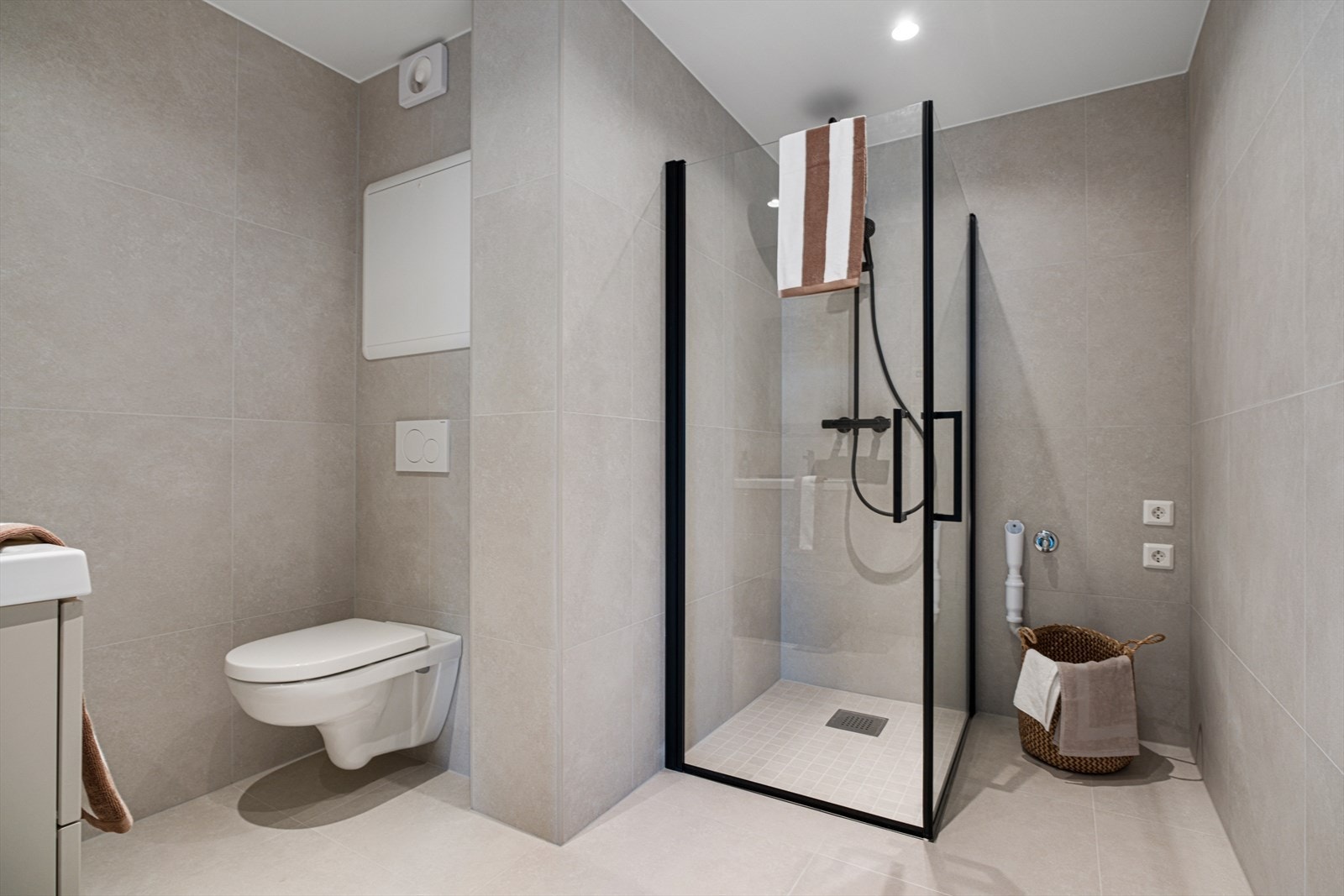 Badet er lekkert utført med italienske Casalgrande Padana 60x60 fliser. Ventilering av badet skjer ved fukt- og lukt regulert avtrekk, og rommet i sin helhet er vurdert til TG0 av takstmann. Galleribilde