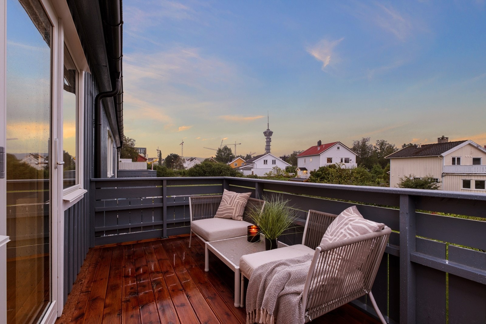 Balkongen, med nye terrassebord i 2025, er vurdert til TG1 av takstmann. Galleribilde