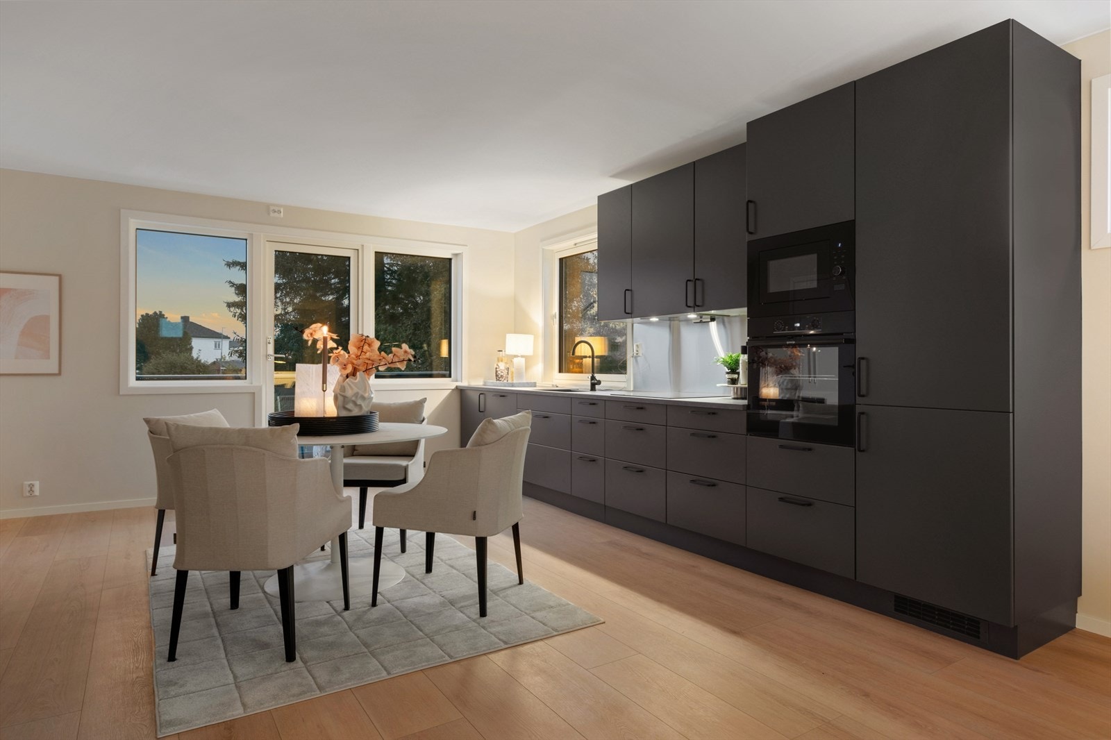 Frontene er i fargen "peppergrå" fra Drømmekjøkkenet. Galleribilde