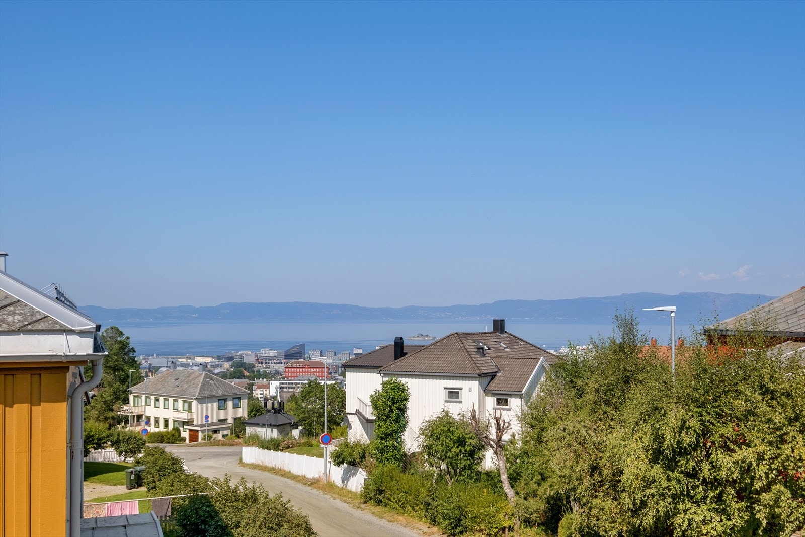 Fra stuen har du flott utsikt gjennom store vindusflater, som er vurdert til TG0 av takstmann. Galleribilde