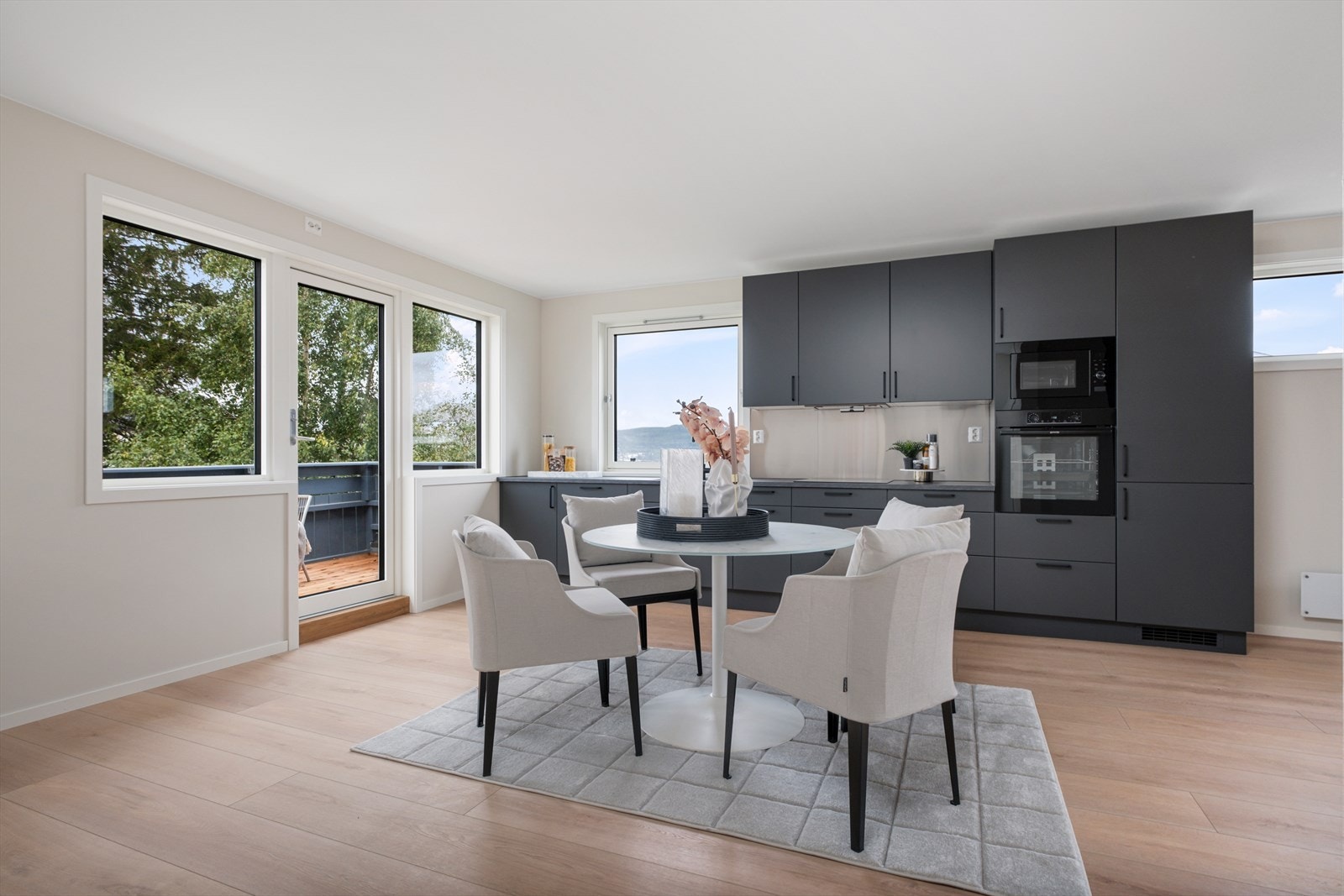 Kjøkkeninnredningen er fra 2025 og vurder til TG0 av takstmann. Galleribilde