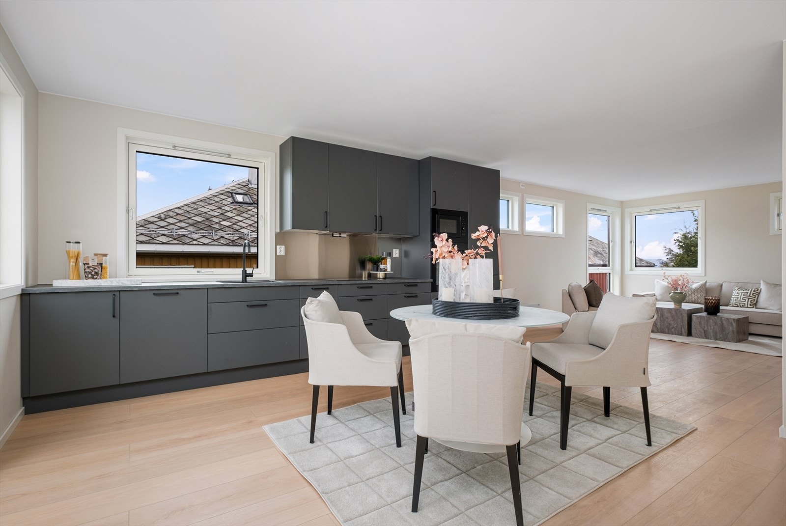 Velkommen til Tyholt alle 3 - En lekker, nyoppusset 3-roms selveierleilighet over 2 etasjer med meget attraktiv beliggenhet. Galleribilde