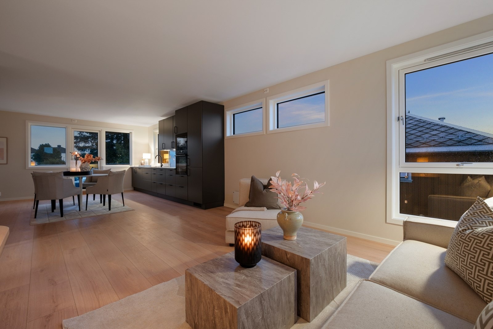 Varmtvannsberederen er ny i 2025 og plassert i bod i kjelleren. Innvendige vann- og avløpsrør er byttet i forbindelse med oppussing, og vurdert til TG0 av takstmann. Galleribilde