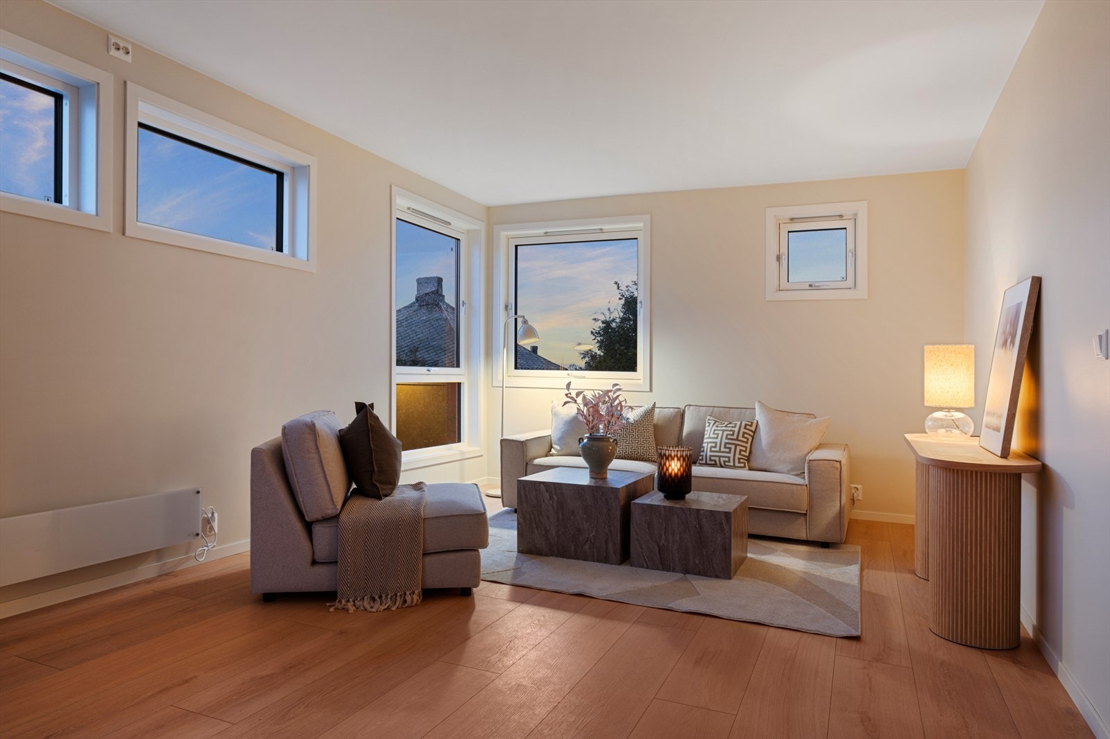 Leiligheten er renovert i 2025 og fremstår med gjennomgående høy standard. Galleribilde