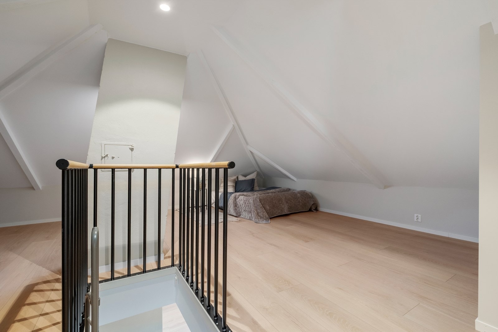 Loftet har et målbart areal på 12m² (gulvareal på 35m²) og byr på mange muligheter. Galleribilde