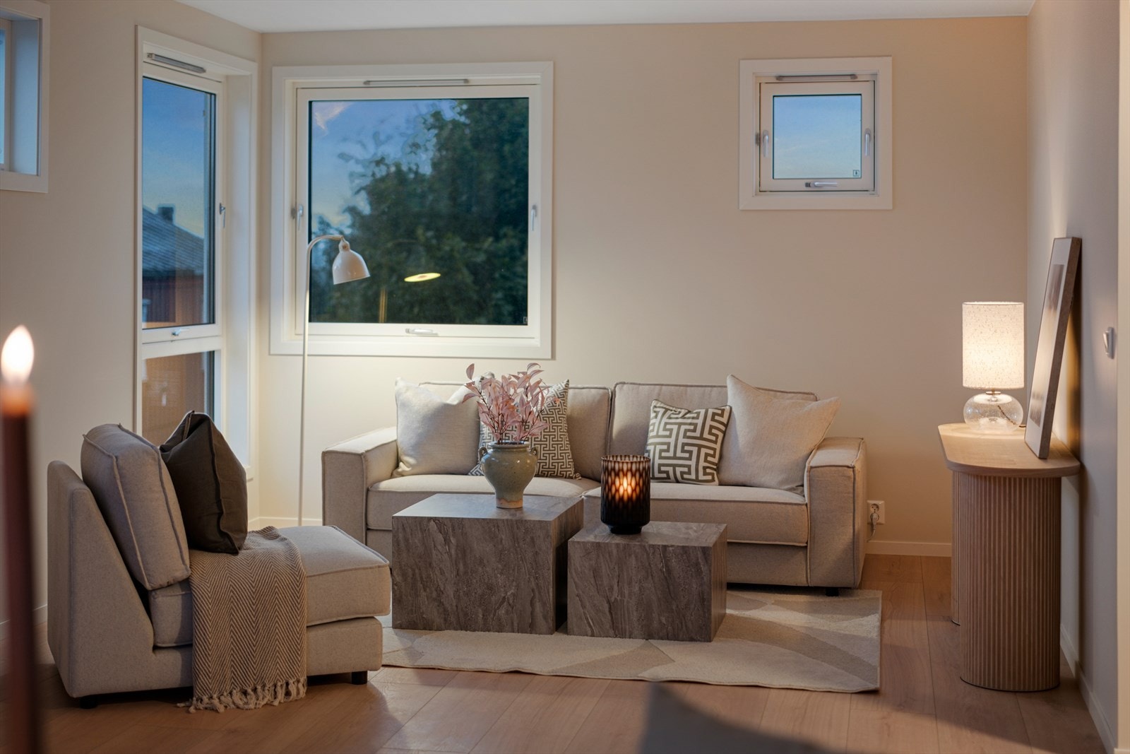 På gulvet er det lagt Saga Grande miljøvennlige gulv som gir leiligheten et stilrent uttrykk. Galleribilde