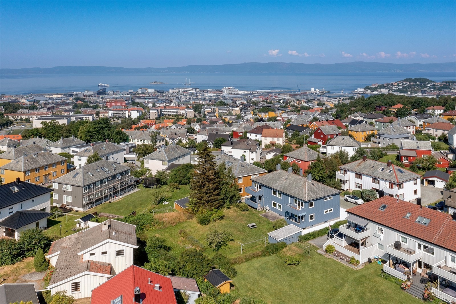 Leiligheten har utmerket beliggenhet i et ettertraktet nabolag. Det er kort vei til blant annet skole, barnehage, servicetilbud, Midtbyen, Solsiden og Tyholttårnet m.m. Galleribilde