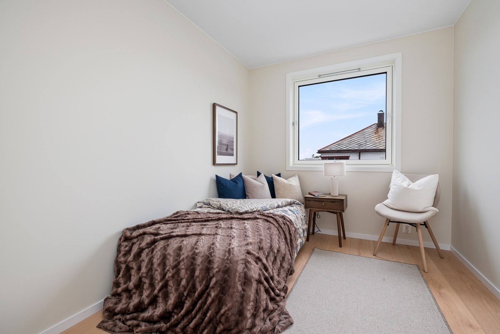 Soverom nummer to har et areal på 7m², med plass til dobbeltseng og garderobeløsning. Galleribilde