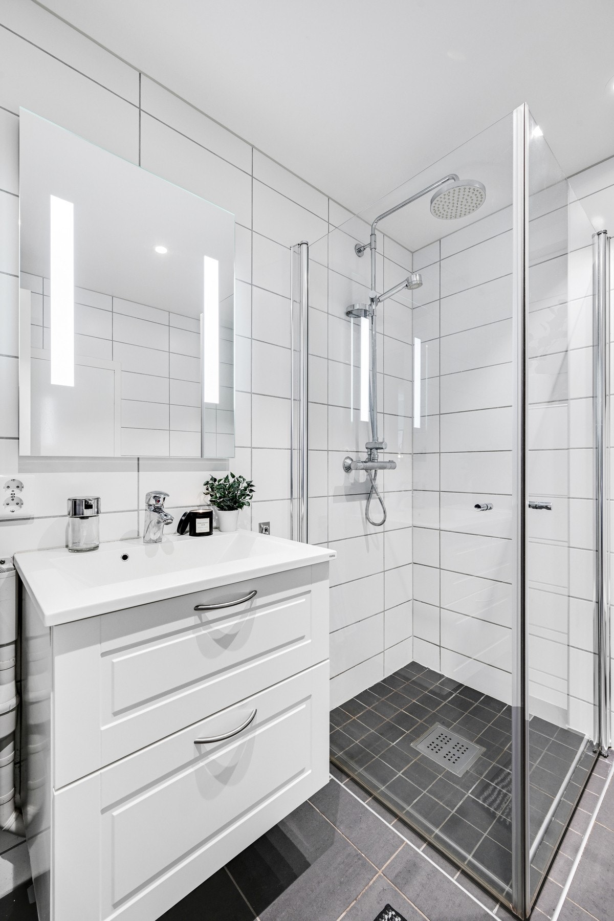 Badet har opplegg for vaskemaskin og det er downlights i himling. Galleribilde