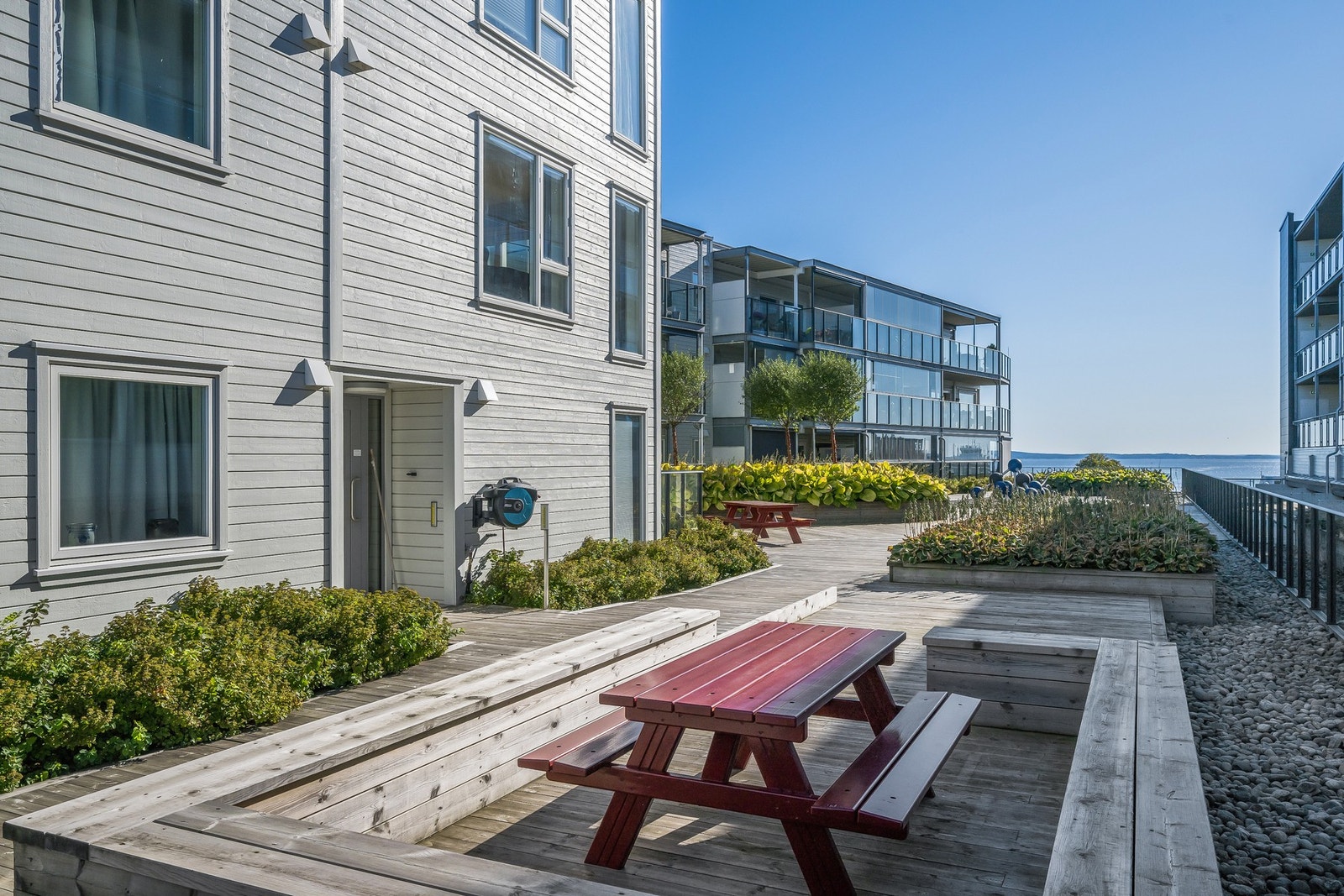 Leiligheten disponerer denne hyggelig uteplassen på takterrassen Galleribilde