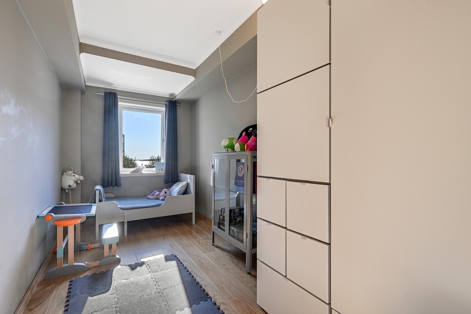 Leiligheten har et romlig soverom med skap Galleribilde