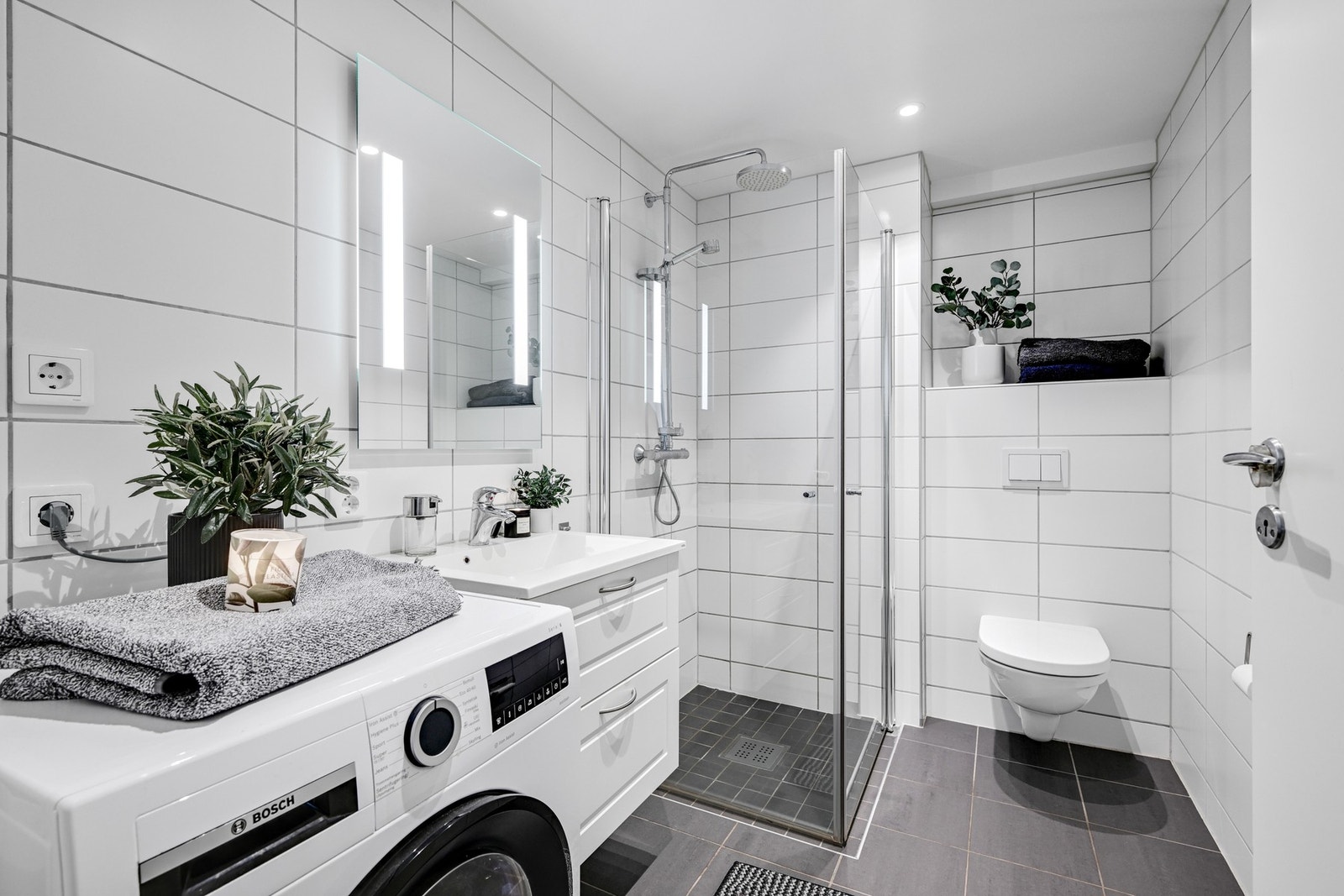 Lyst og flislagt bad med gulvvarme. Galleribilde