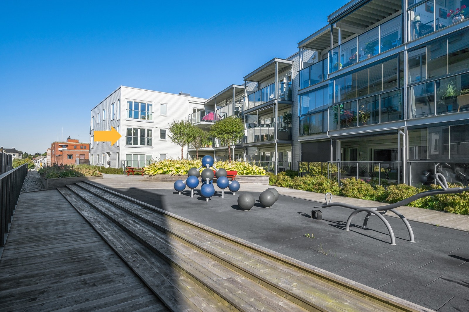 Bilde fra den store og hyggelige felles takterrassen. Pilen viser hvor leiligheten ligger Galleribilde