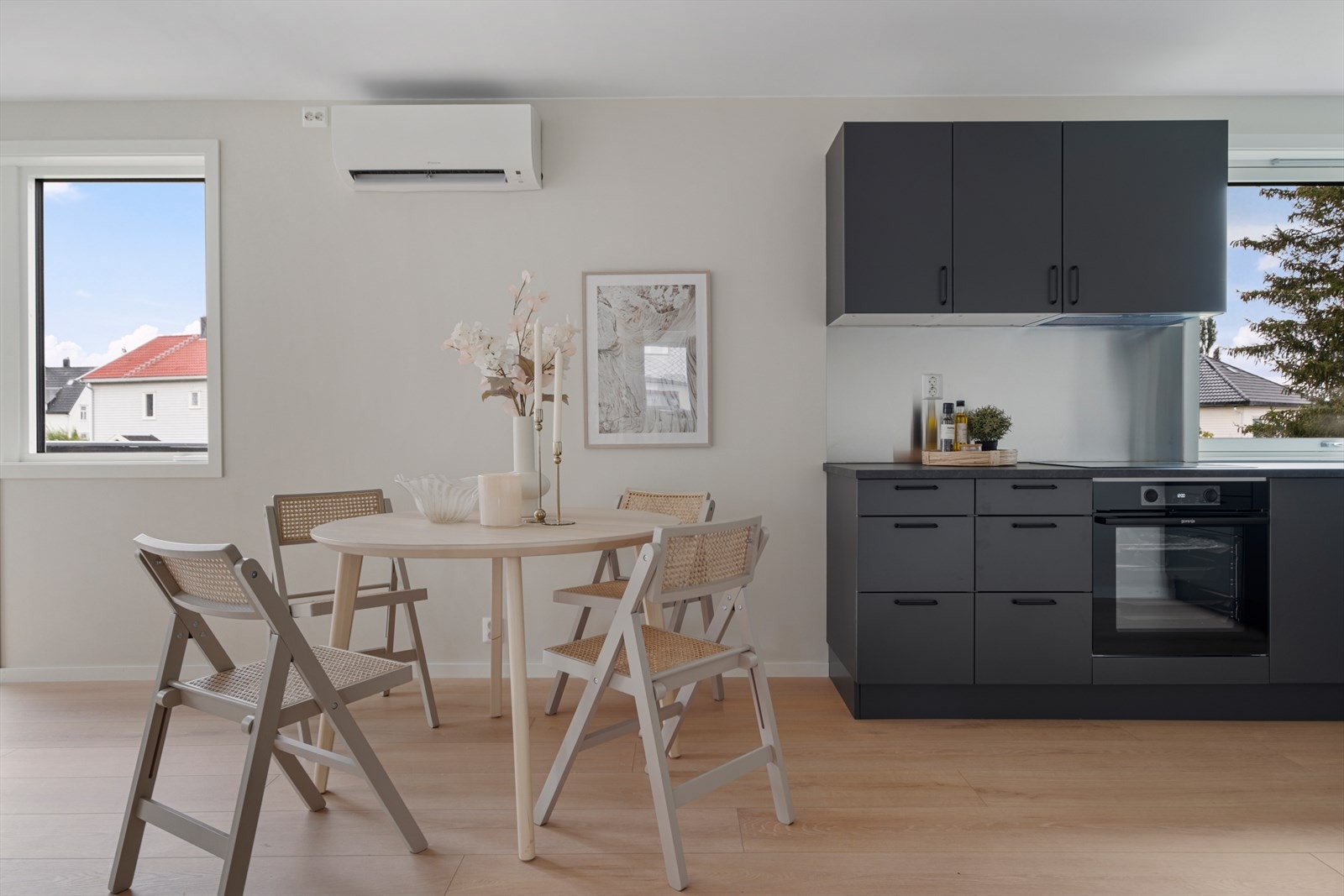 Stue og kjøkken ligger i åpen løsning på totalt 31,5m² og arealet åpner for flere møbleringsmuligheter. Galleribilde