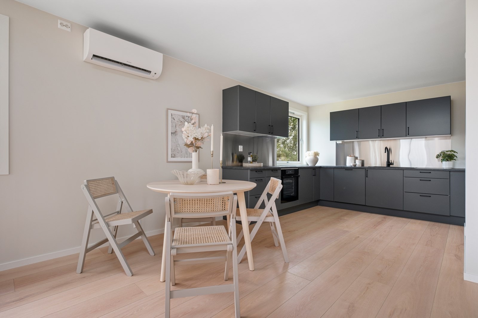 Gulvet på stue og kjøkken er avrettet og vurdert til TG1 av takstmann. Galleribilde