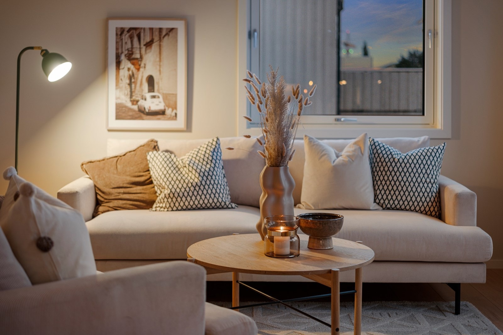 Vinduer og dører i boligen er nye fra 2025 og vurder til TG0 av takstmann. Galleribilde