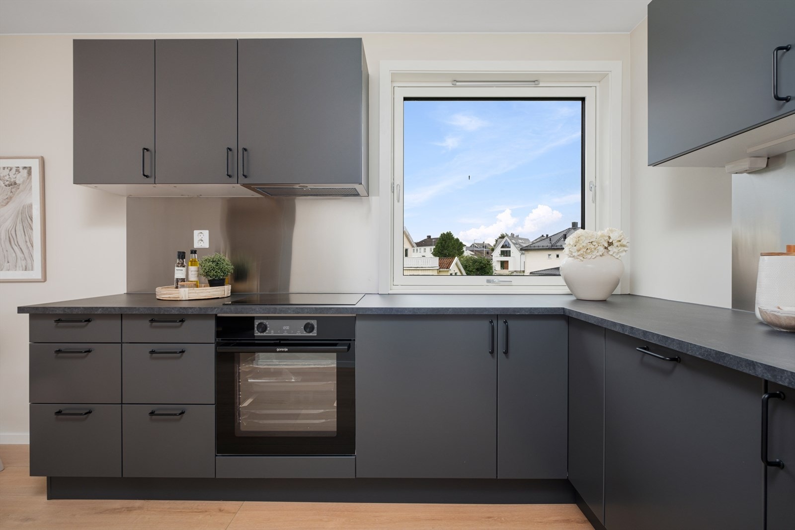 I forbindelse med oppussing av leiligheten er innvendige vannrør byttet til rør i rør system, og disse er vurder til TG0 av takstmann. Galleribilde