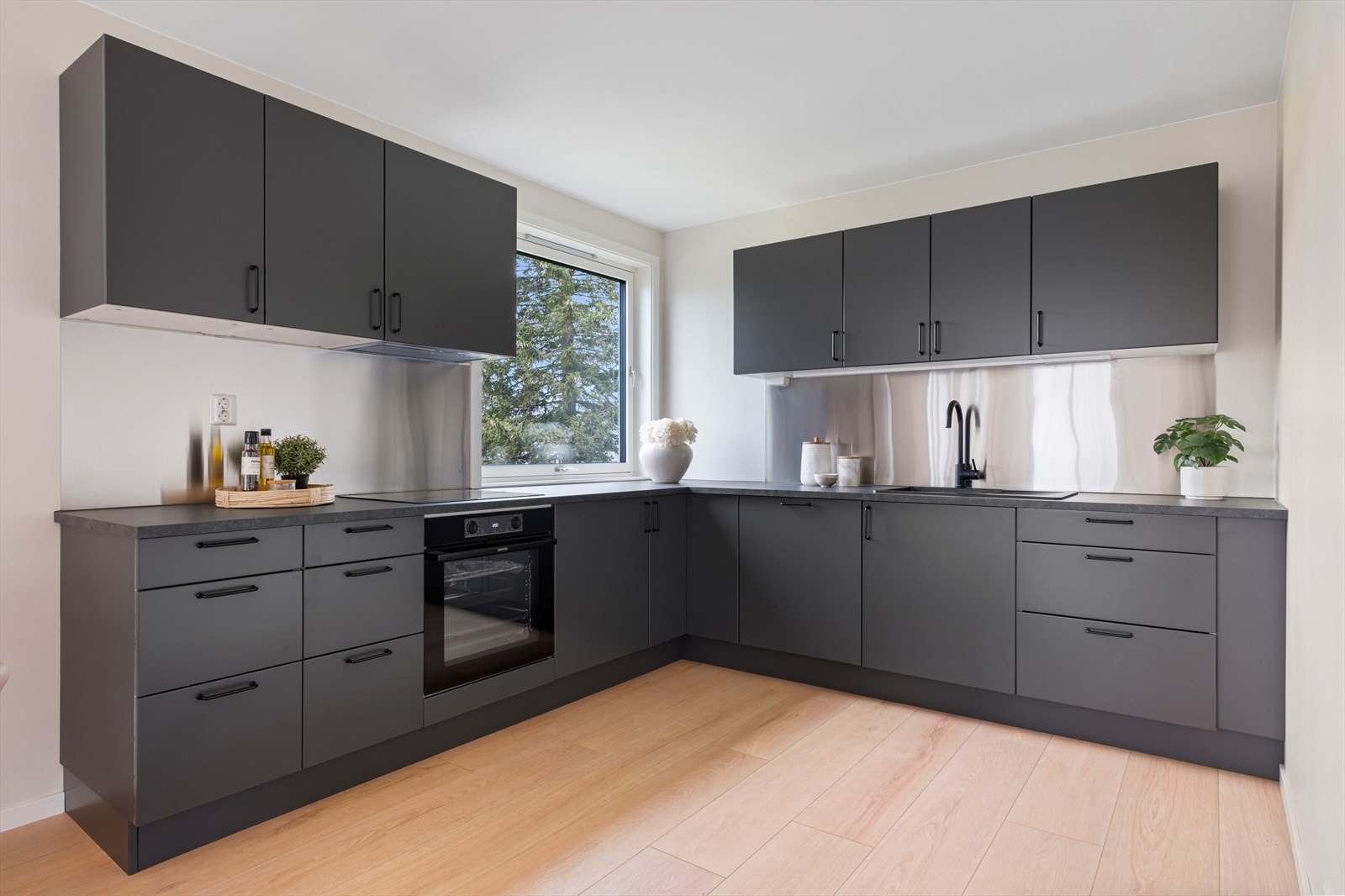 Kjøkkeninnredningen er fra 2025 og vurdert til TG0 av takstmann. Frontene er i fargen "peppergrå" fra Drømmekjøkkenet. Galleribilde
