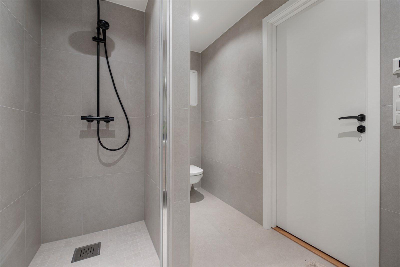 Bad nummer to har et areal på 5,5m², også her med pene italienske 60x60 fliser på gulv og vegger. Galleribilde