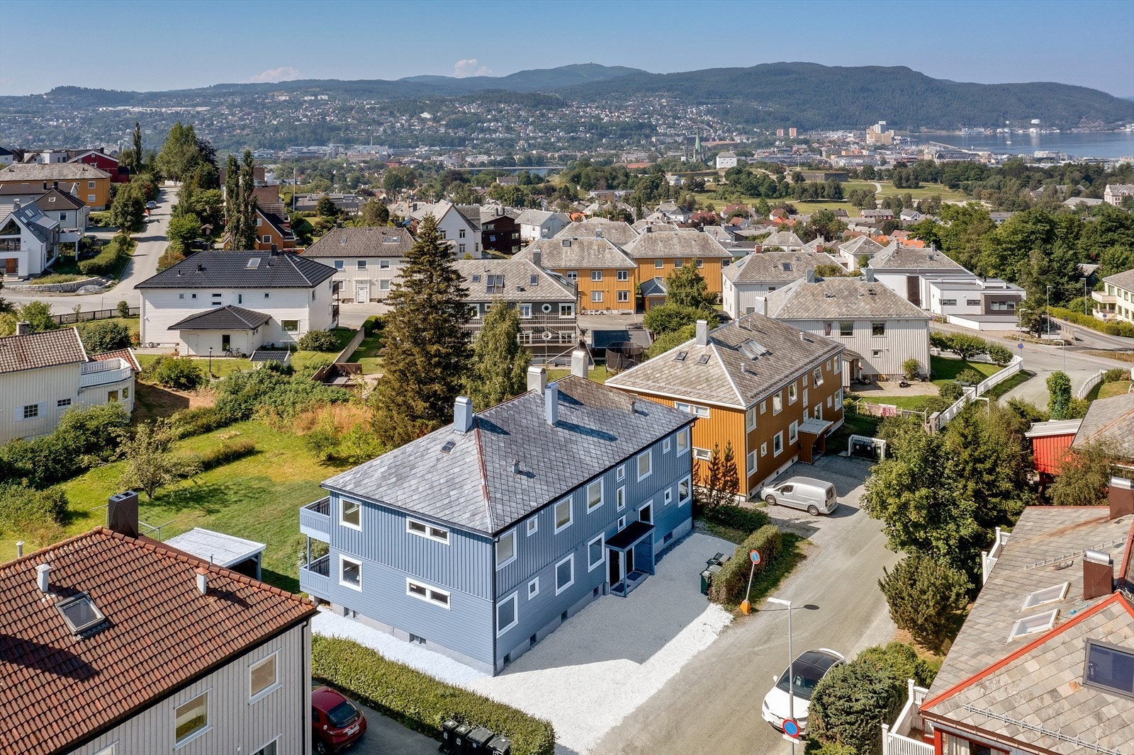 Leiligheten har utmerket beliggenhet i et ettertraktet nabolag. Det er kort vei til blant annet skole, barnehage, servicetilbud, Midtbyen, Solsiden og Tyholttårnet m.m. Galleribilde