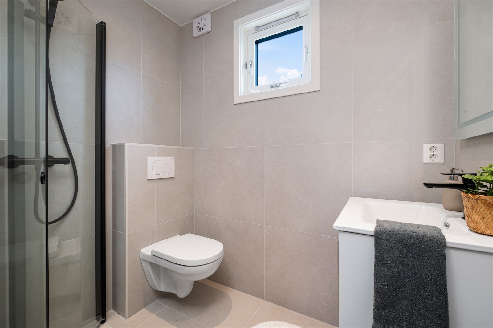 Badet er stilrent innredet med italienske Casalgrande Padana 60x60 fliser på gulv og vegger, og innredning med vegghengt toalett, speil med integrert belysning, dimbare spotter og fukt og lukt regulert avtrekk. Galleribilde