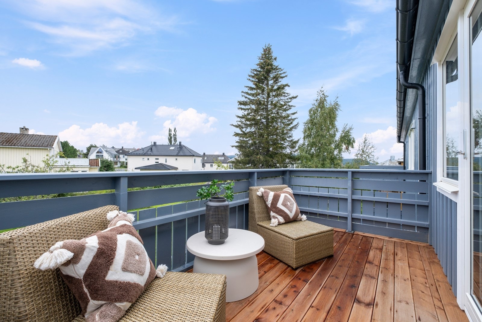 Leiligheten har lang solgang med balkong, stue og kjøkken vendt mot sørvest. Galleribilde