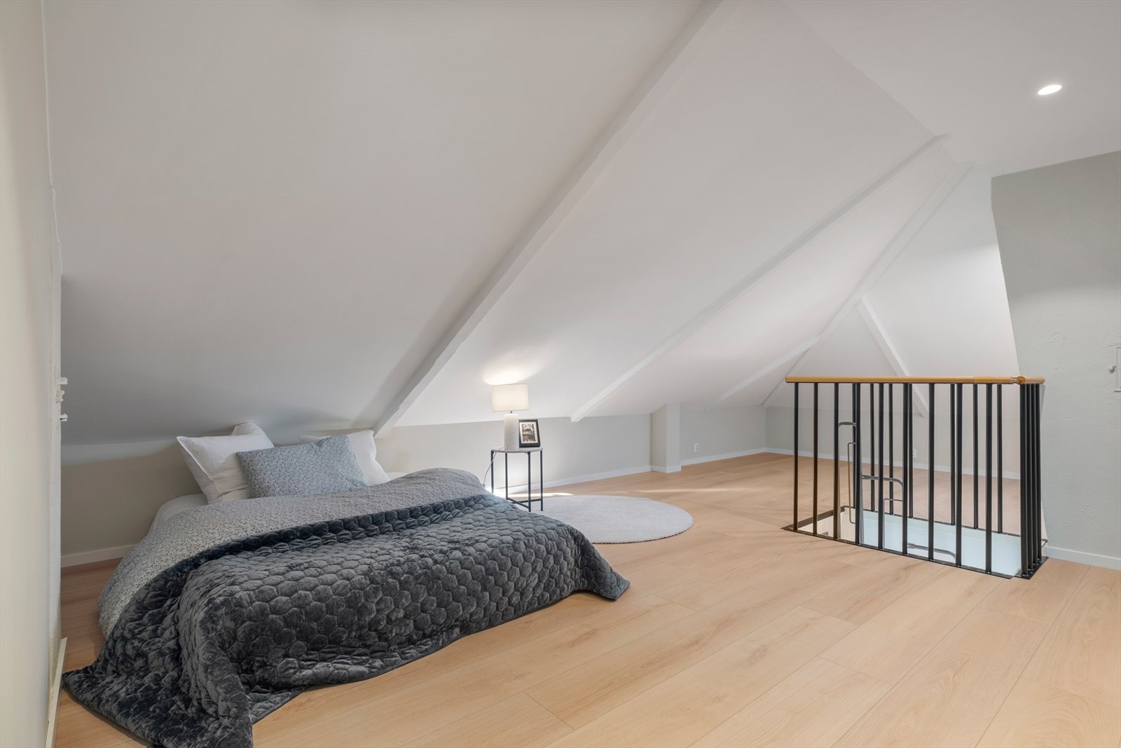 Størrelsen på loftet byr på mange muligheter. Galleribilde