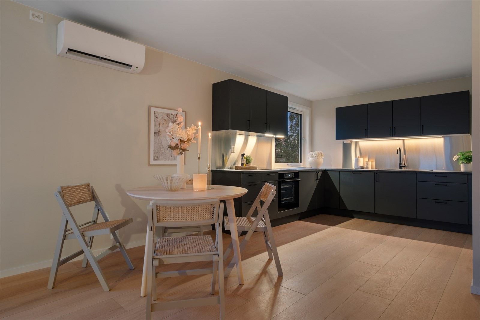 Det er utført omfattende oppgraderinger av leiligheten i 2025, og boligen fremstår med gjennomgående høy standard. Galleribilde