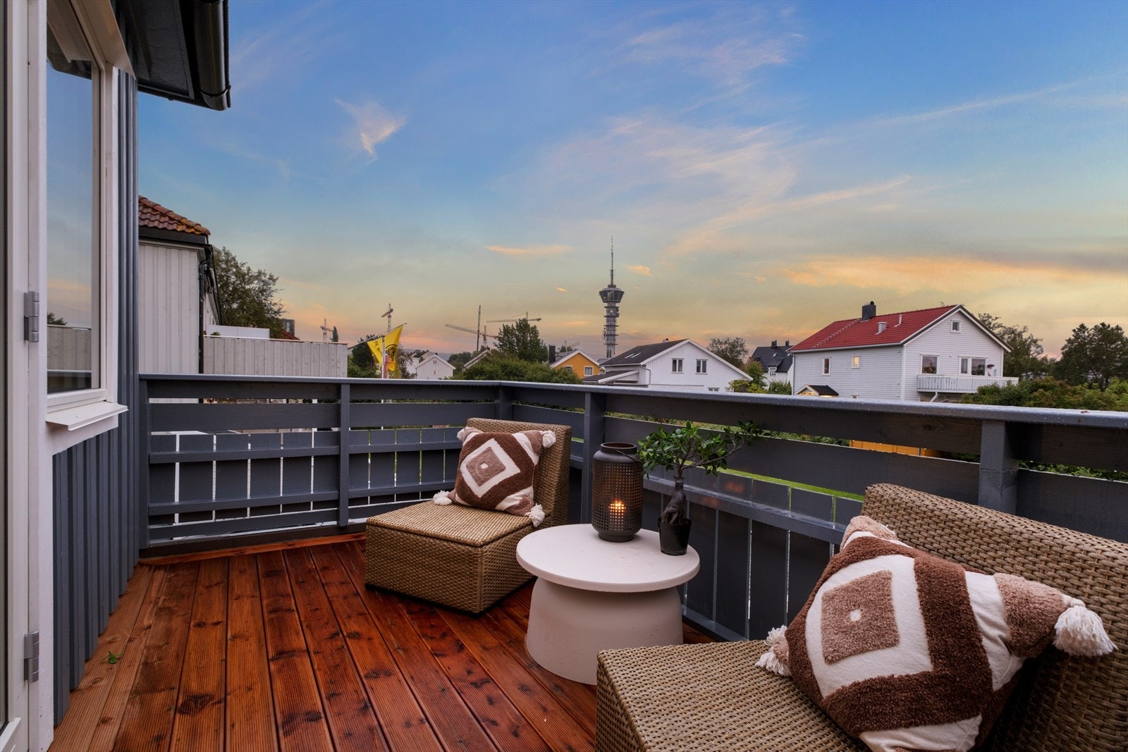 Balkongen, som har nye terrassebord fra 2025, er vurder til TG1 av takstmann. Galleribilde