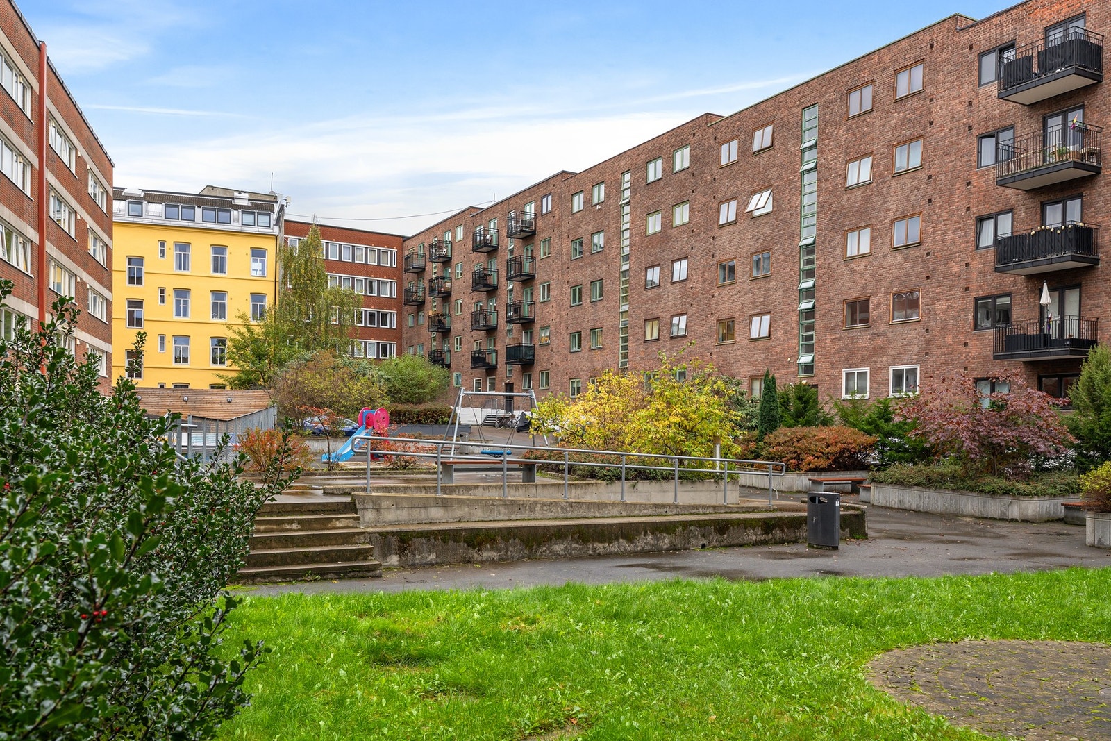 Bakgården. Galleribilde