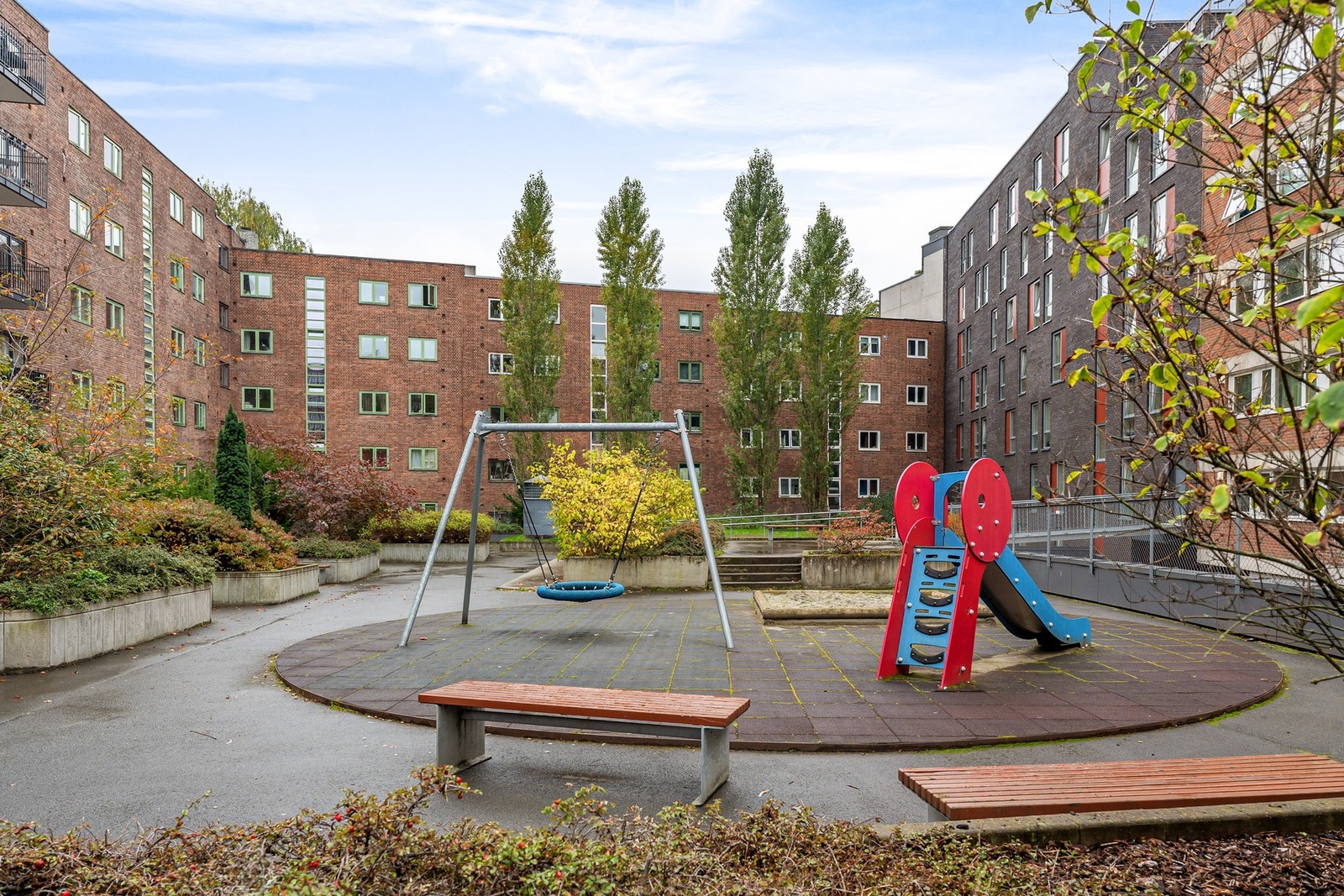 Bakgården er pent opparbeidet med lekeplass, sittegrupper, asfalterte veier, grøntareal og beplantning. Galleribilde