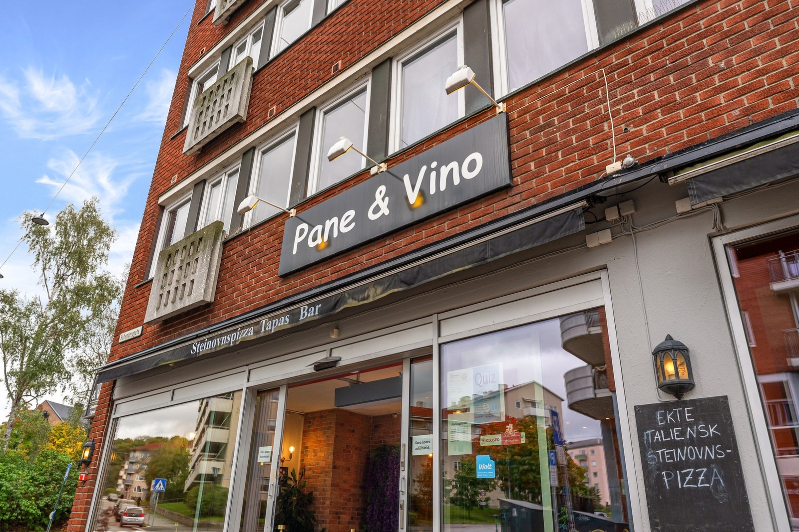 Et steinkast unna ligger det hyggelige spisestedet Pane & Vino. Galleribilde