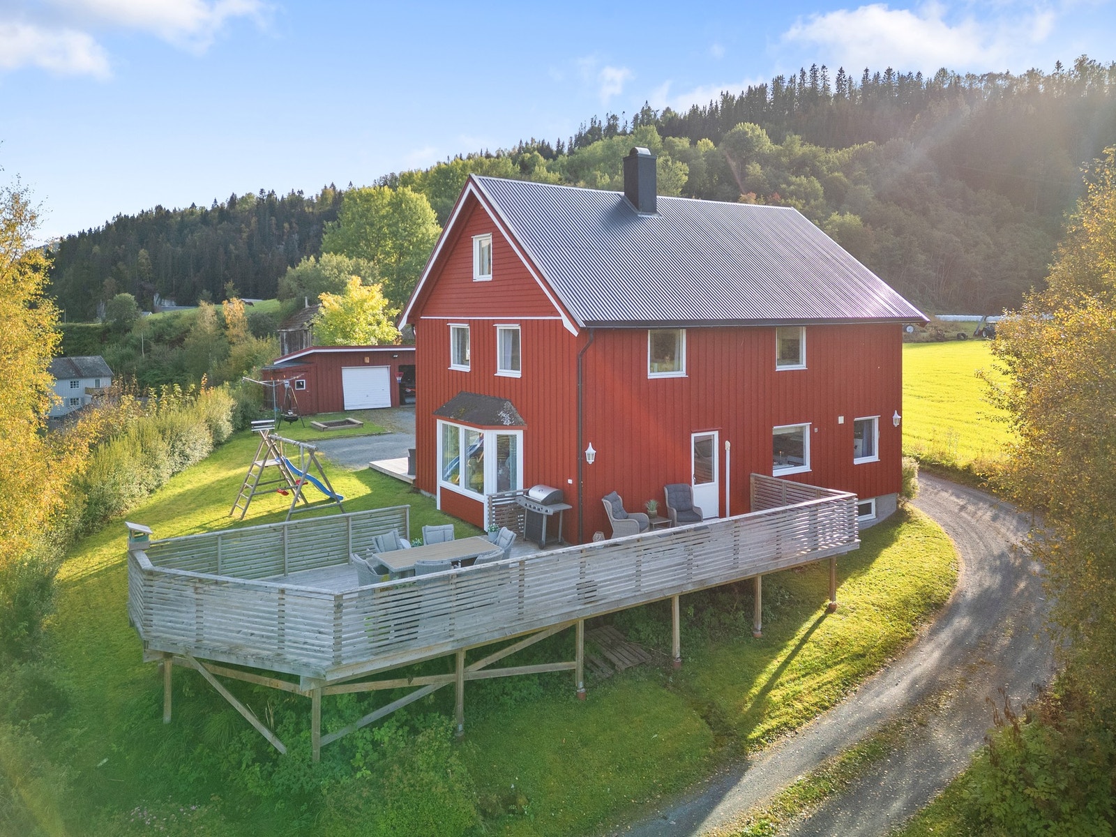 Her får du en romslig familiebolig over 4 plan, inkludert loft og grovkjeller. Galleribilde