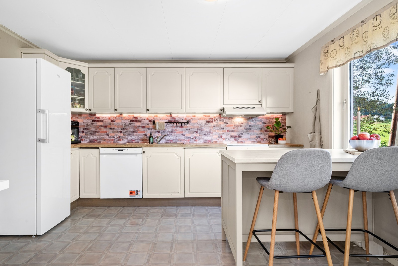 Kjøkkenet har godt med skap -og benkeplass. Galleribilde