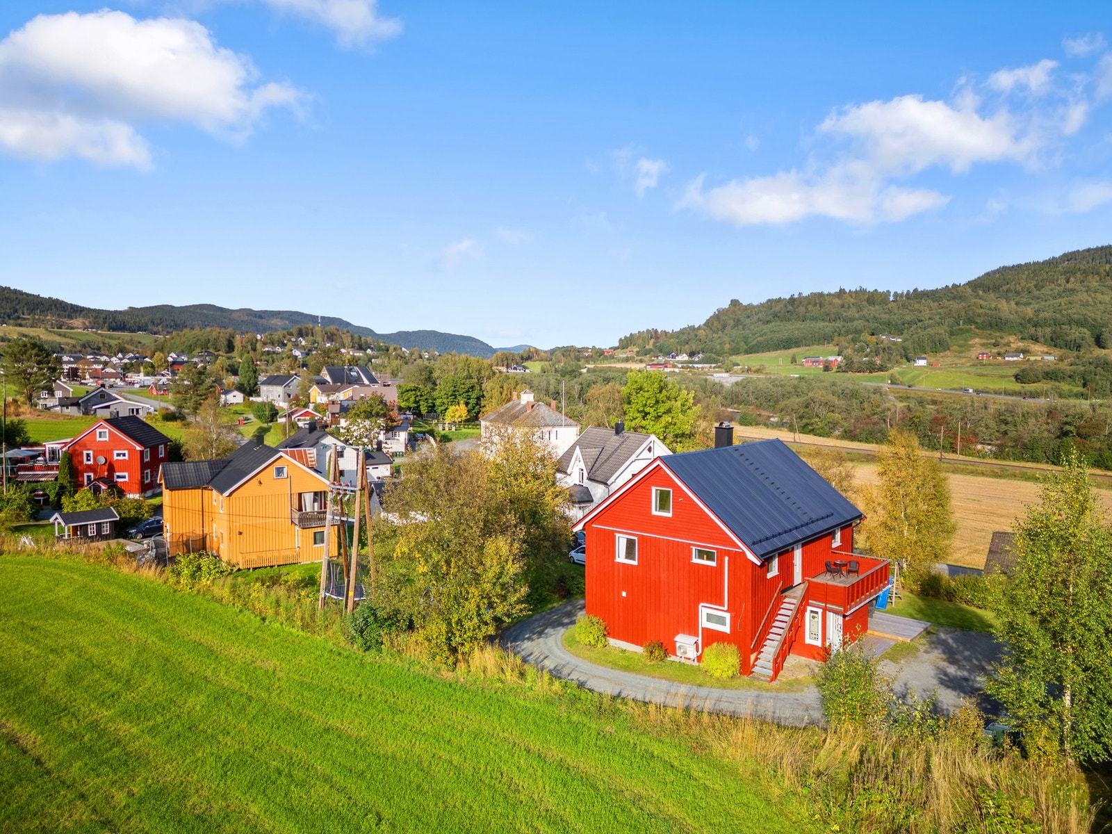 Boligen ligger sentralt til på Hovin med kort vei til skole, barnehage og butikk. Galleribilde