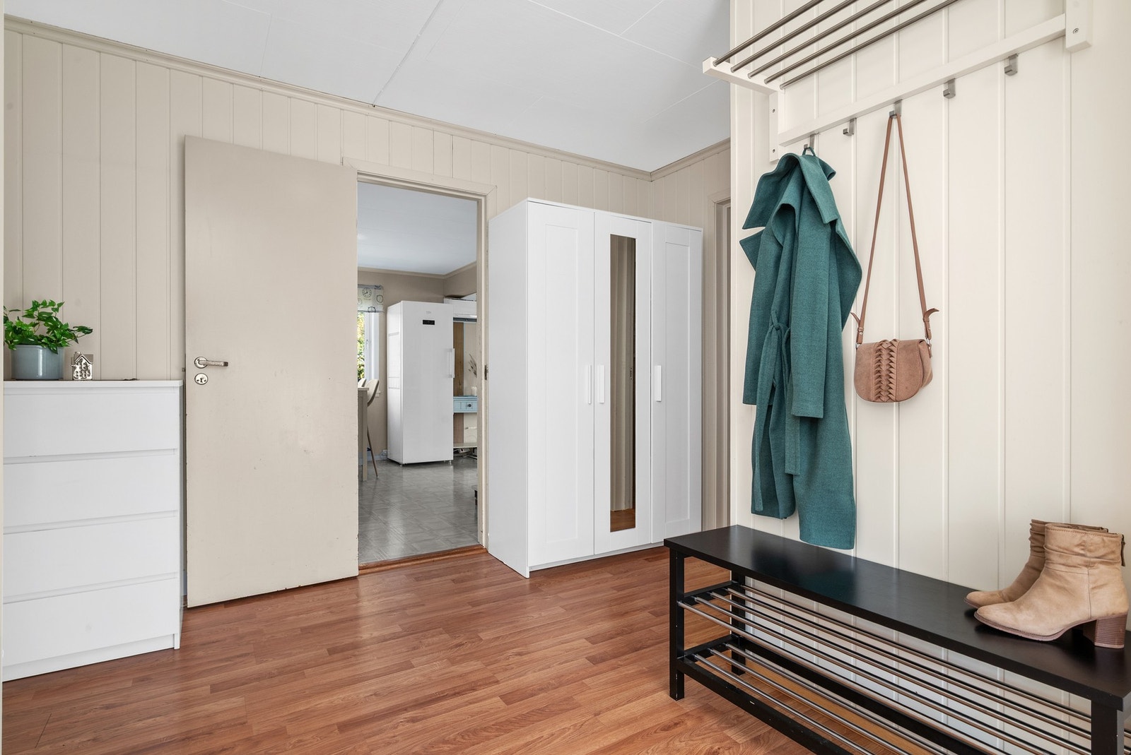 Romslig entré med adkomst til kjeller. Galleribilde