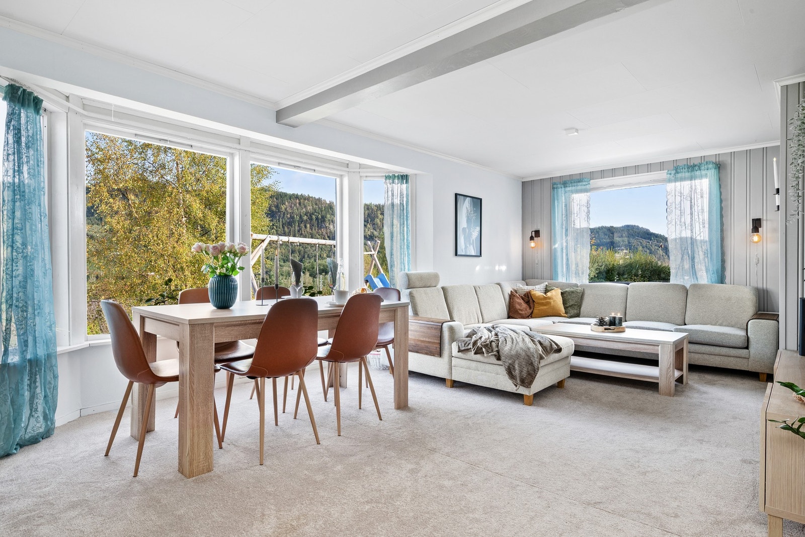 Stua har store vindusflater som gir rikelig med lysinnslipp. Galleribilde