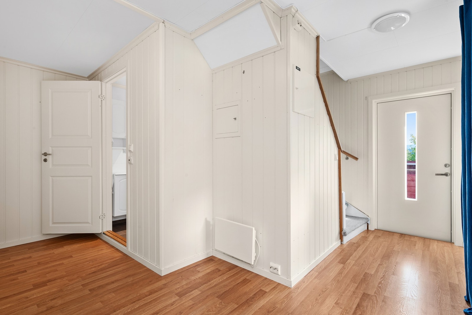 Gang med dør ut til terrasse og trapp opp til loft. Galleribilde