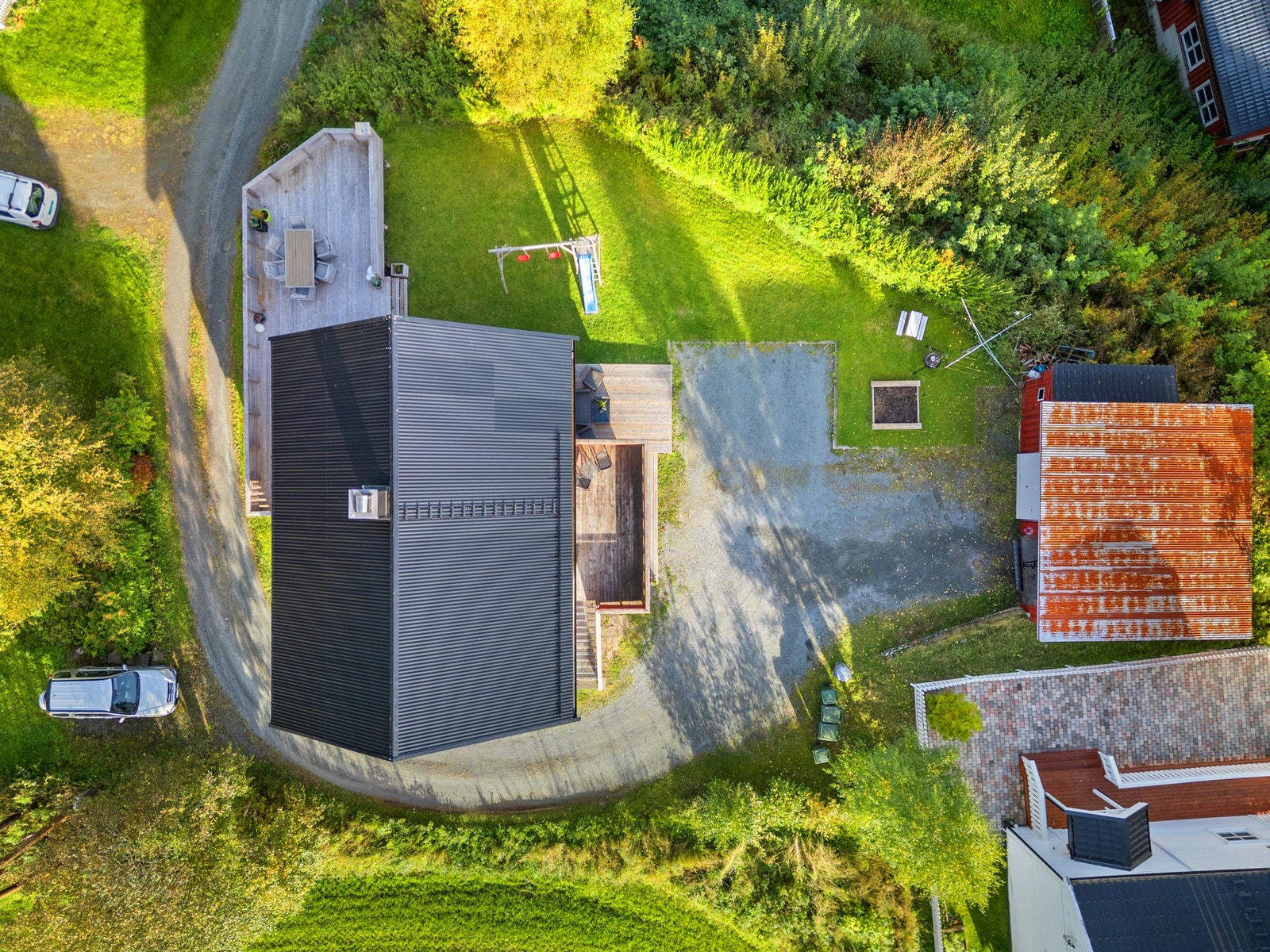Garasjen er av god størrelse og har tilhørende vedbod. Galleribilde
