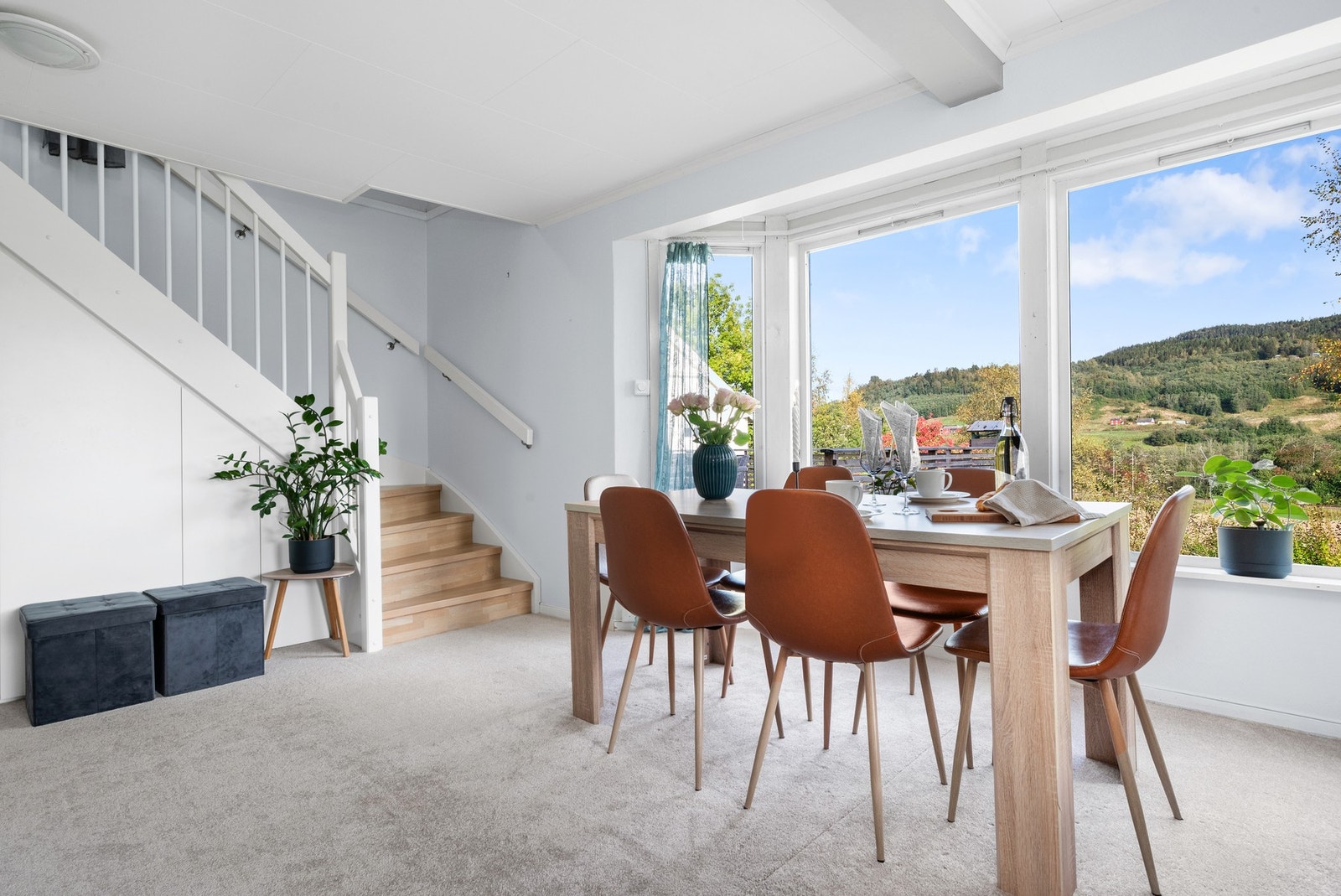 Fra stua har man adkomst opp til 2. etasje. Galleribilde