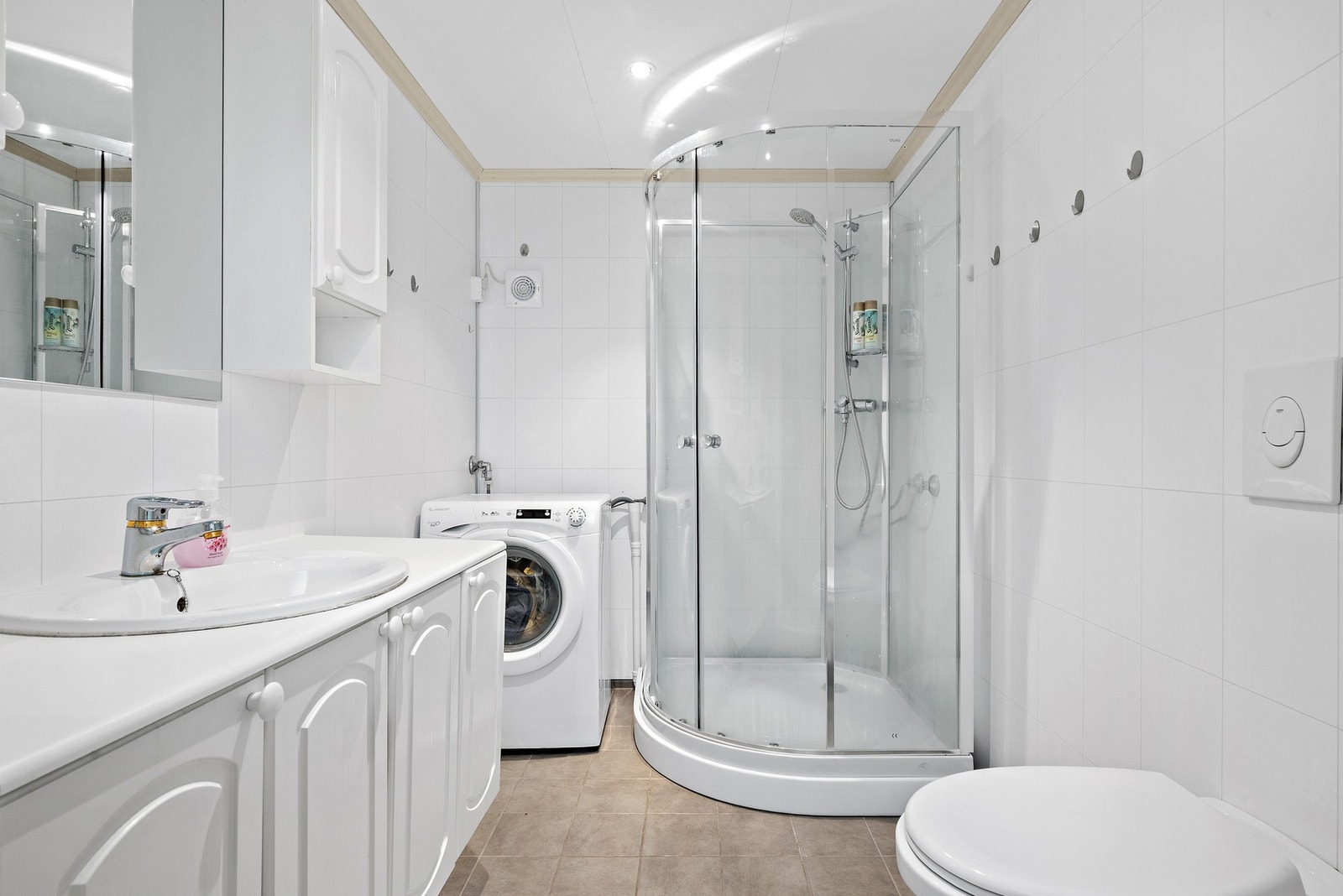 Bad på 4,5m². Her er det også opplegg for vaskemaskin. Galleribilde