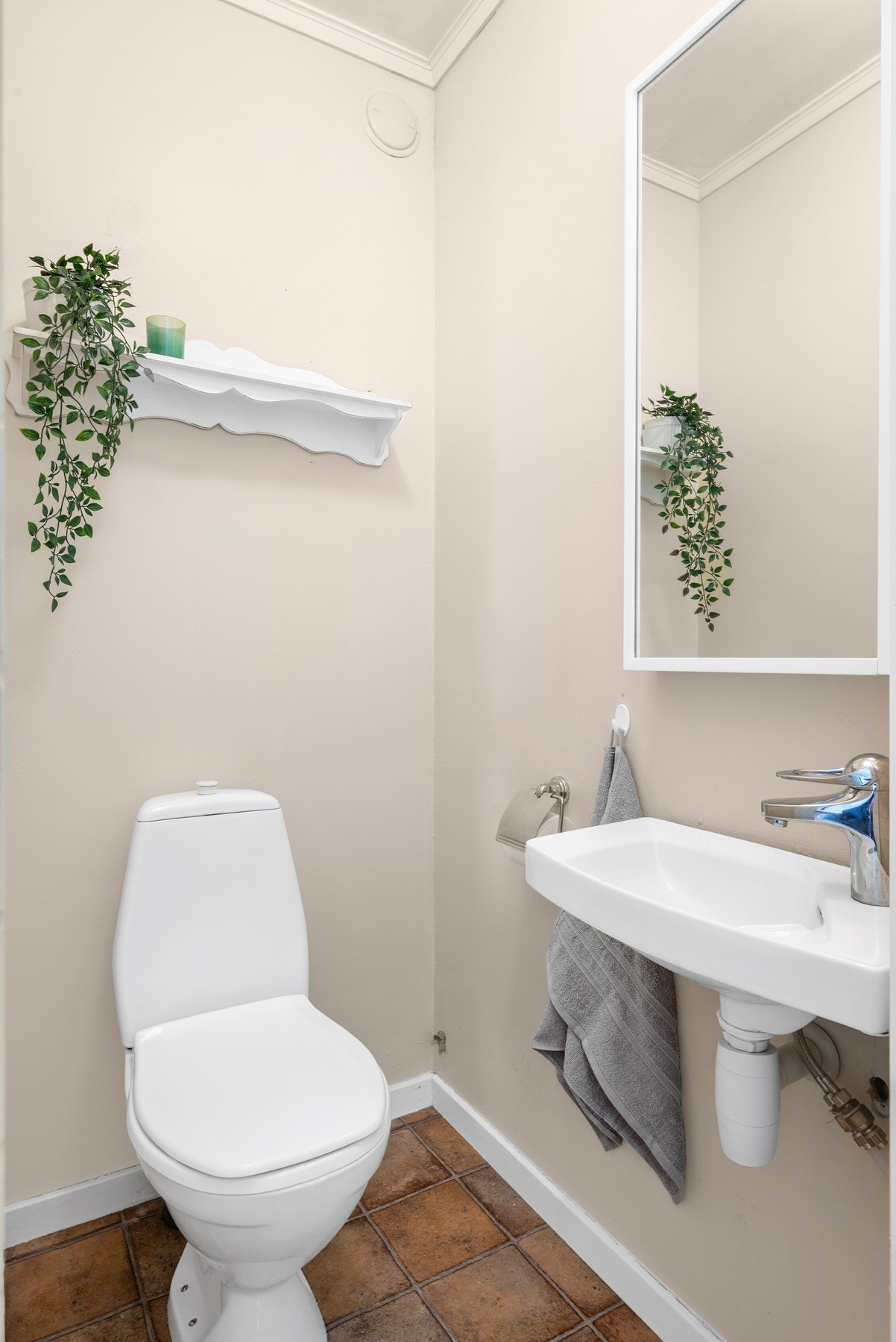 Toalettrom i gangen. Galleribilde