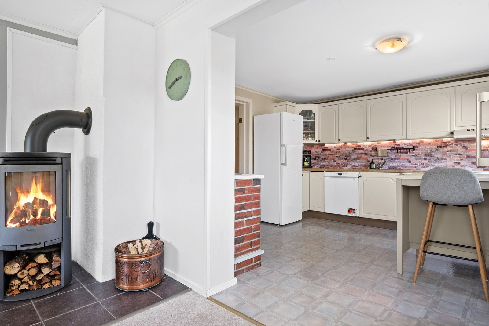 Stue og kjøkken er i delvis åpen løsning. Galleribilde