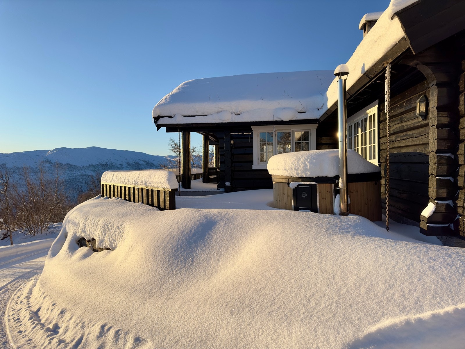 Flott opparbeidet eiendommen - Med solid naturstein mur i forkant Galleribilde