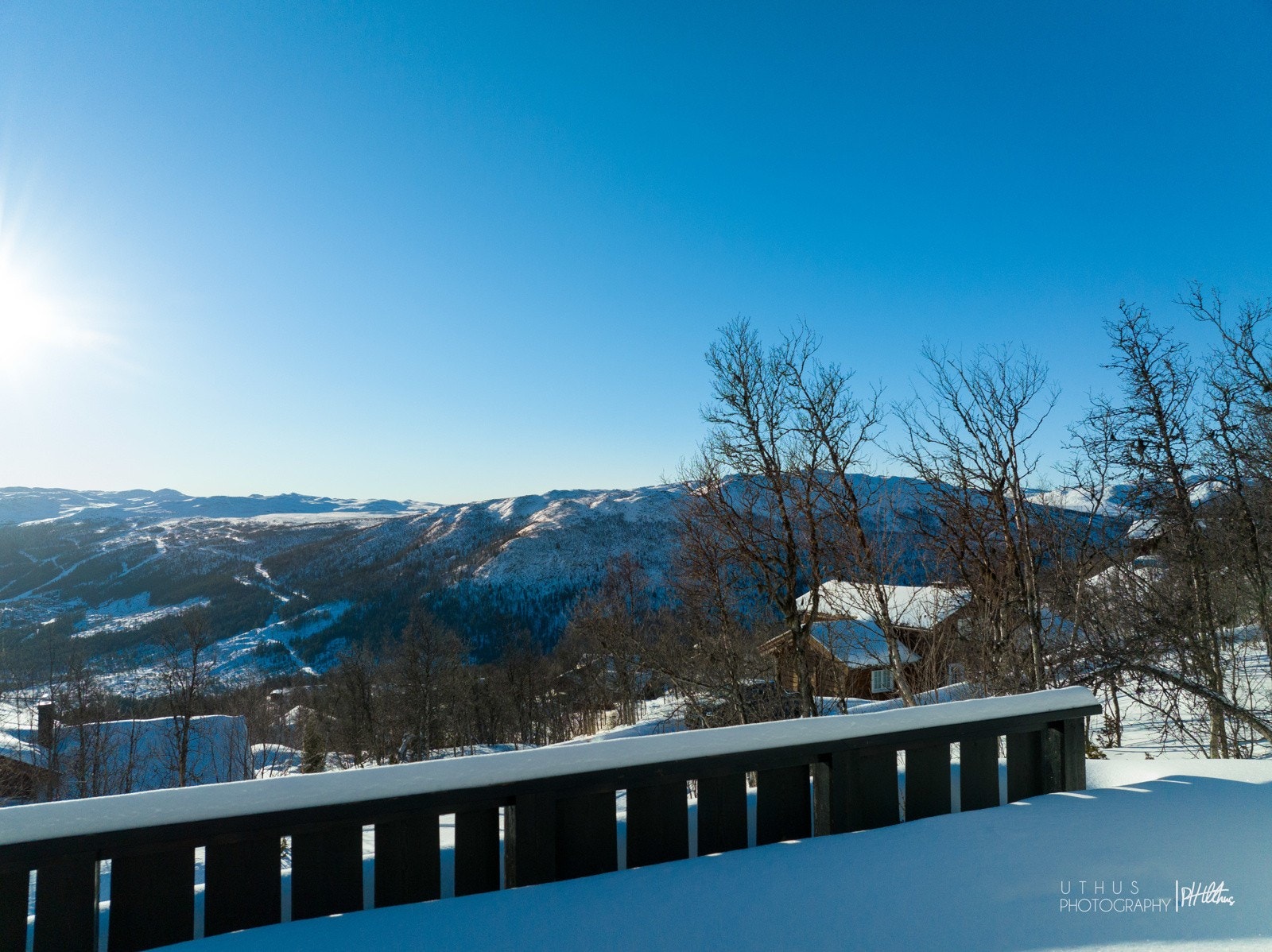 Sola har man hele året og kan nytes på den skiferlagte uteplassen med lune kroker. Galleribilde