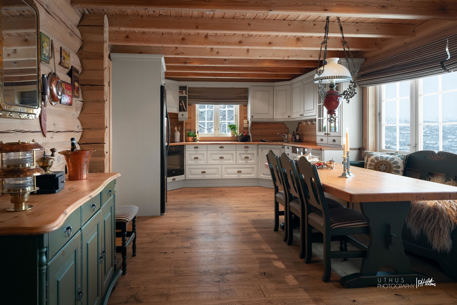 Kjøkkenet er tilbaketrukket fra stuen med god plass til hele familien rundt spisebordet Galleribilde