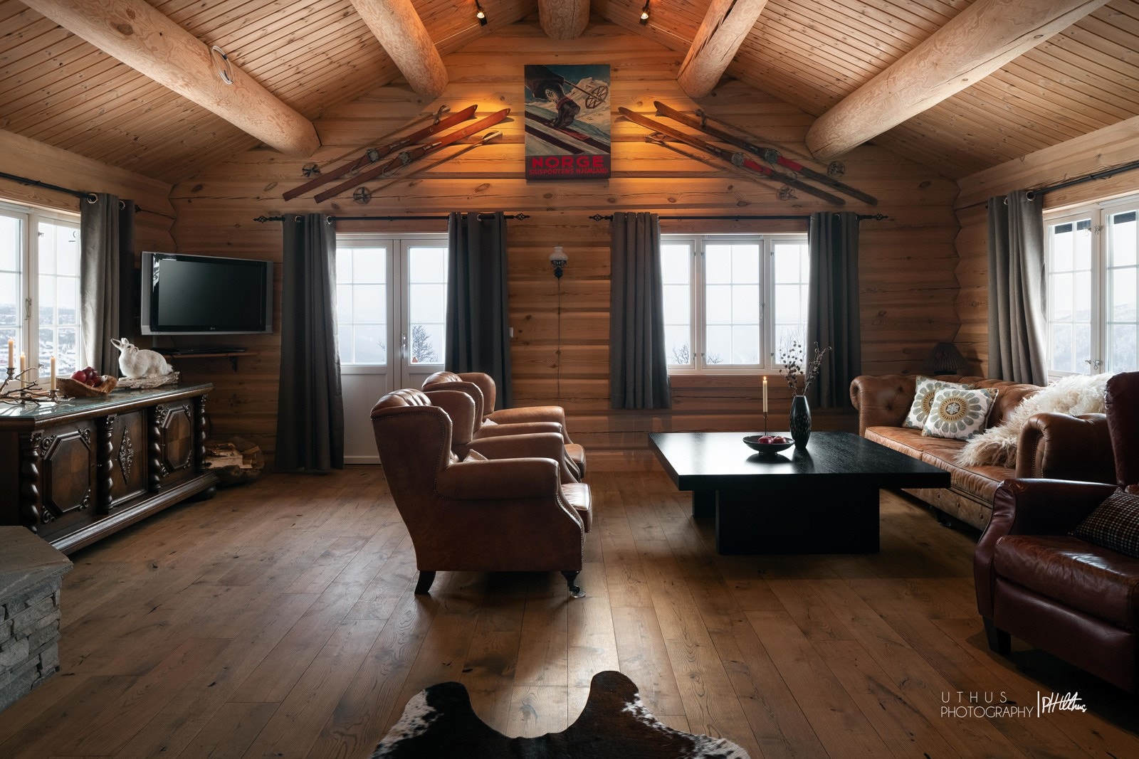 2022-02-03 Nørstebølia 4-28 med styling KTW-1821Hytta er oppført i 8" solid tømmer - Synlige åser og røstet himling gir den gode hyttefølelse fra man går inn i stuen Galleribilde