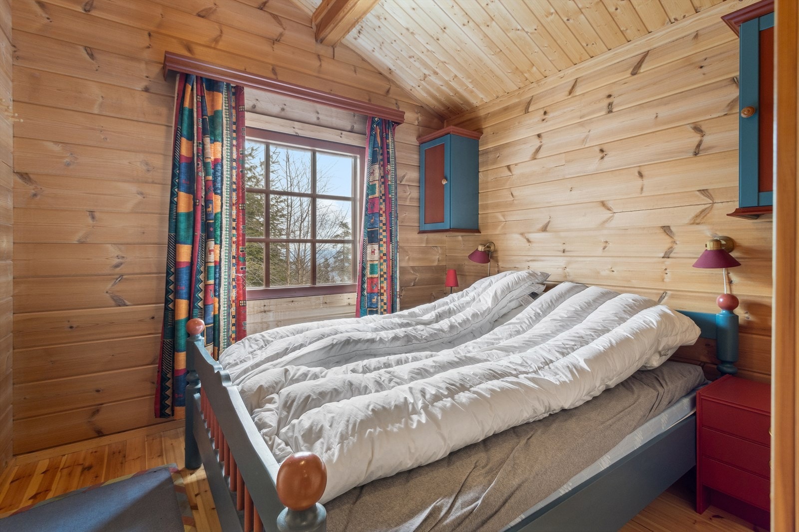 Fritidsboligen har tre soverom, to i 1.etasje og ett i underetasjen. Galleribilde