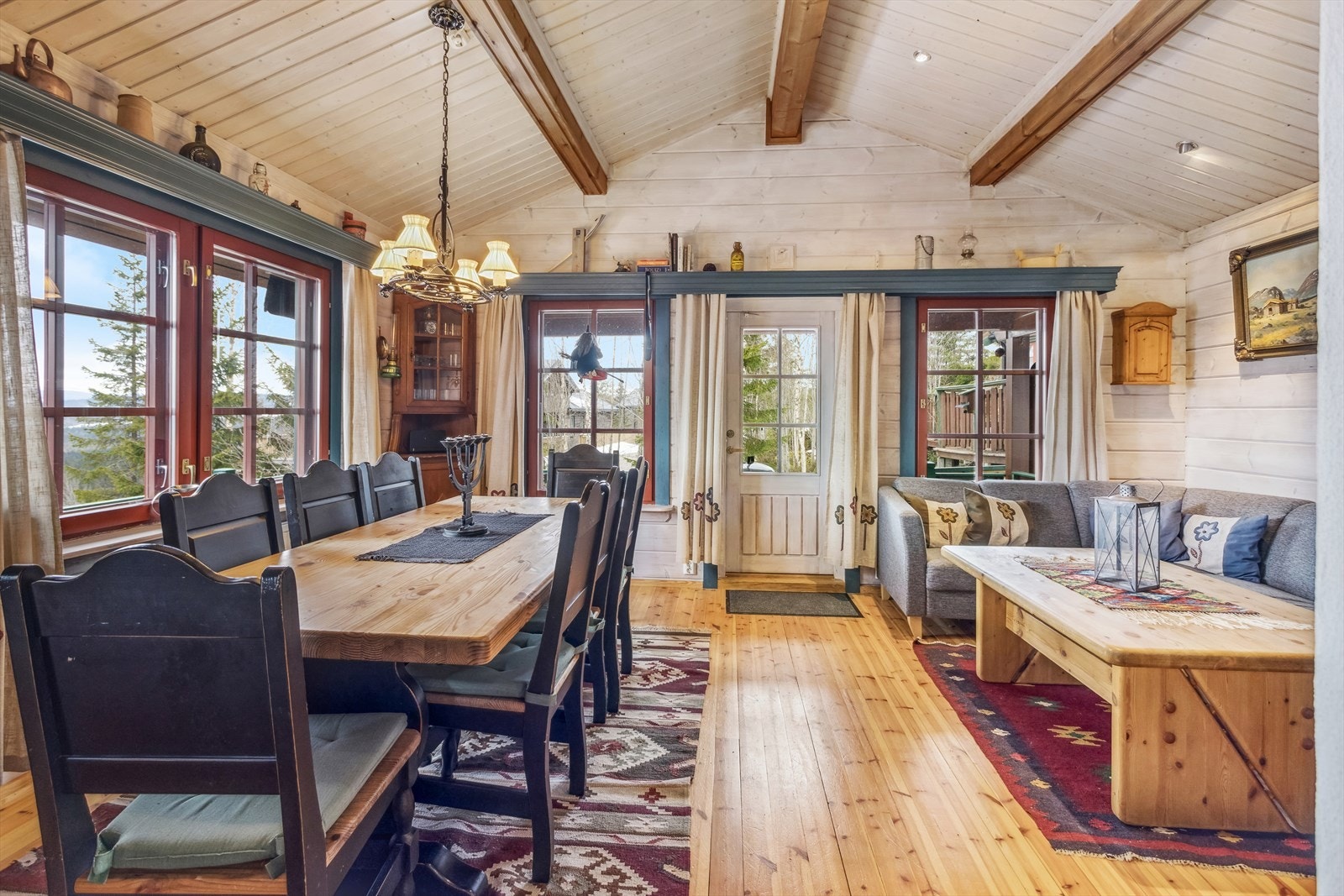 Romslig stue med god plass til sofa og spisebord. Galleribilde