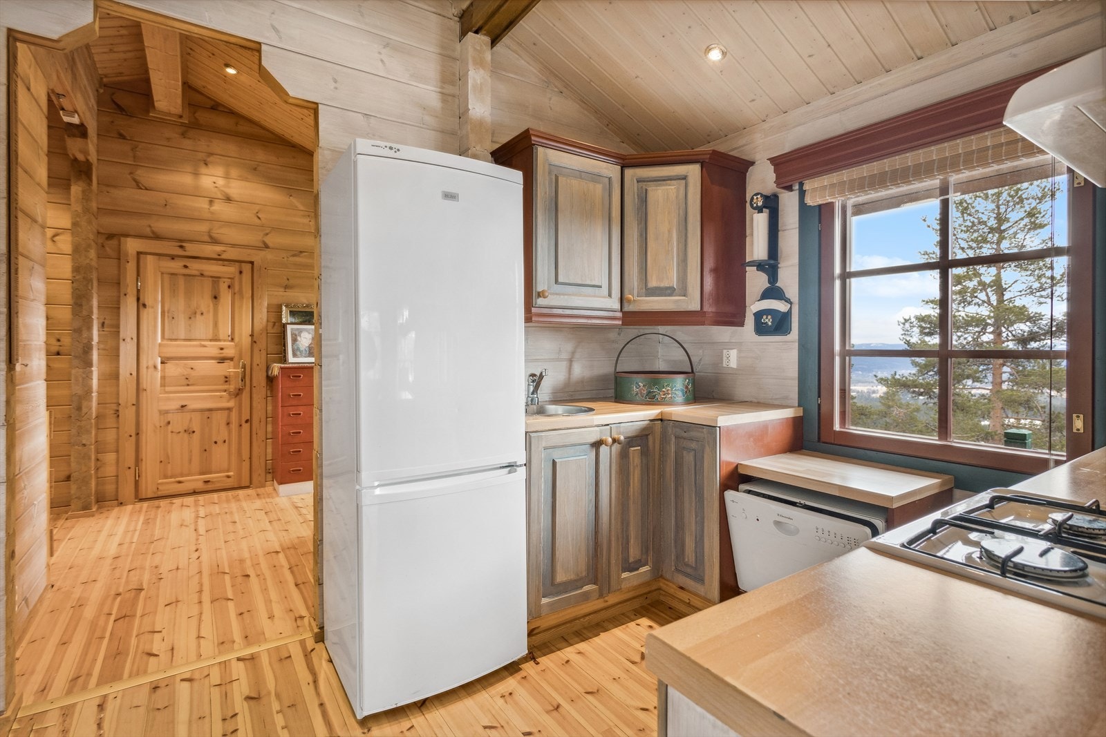 Plass til kjøleskap på kjøkkenet. Galleribilde